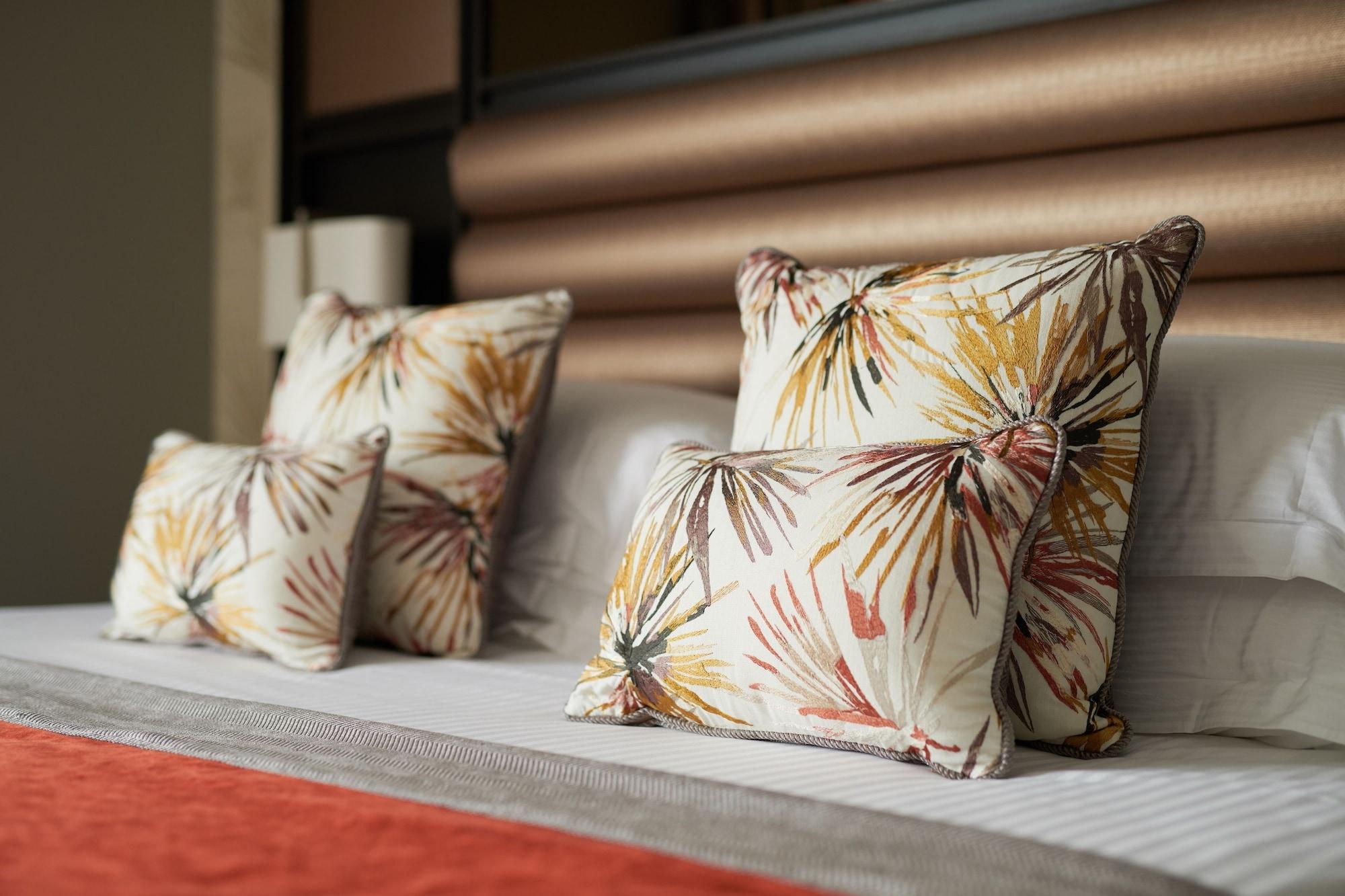 Grand Central Hotel Belfast Exterior foto Cushions on a bed