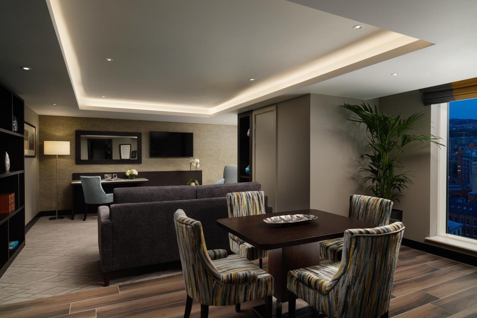 Grand Central Hotel Belfast Exterior foto The interior of a suite at the hotel